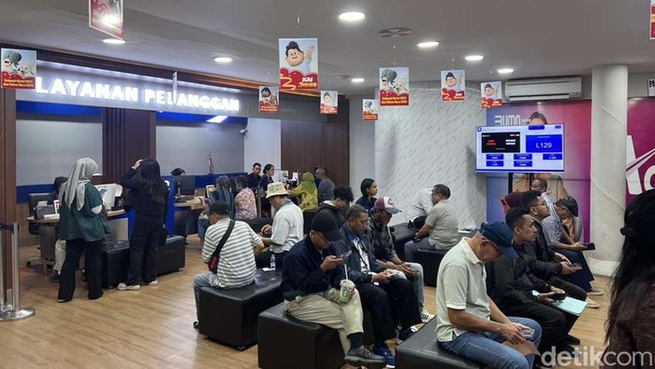 Banjir Lumpuhkan Jalur Kereta, Penumpang Tegal-Jakarta Terpaksa Carter Mobil dan Ajukan Refund