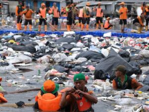 DLH DKI Ungkap Oknum Swasta Buang 137 Ton Sampah ke Laut Muara Baru