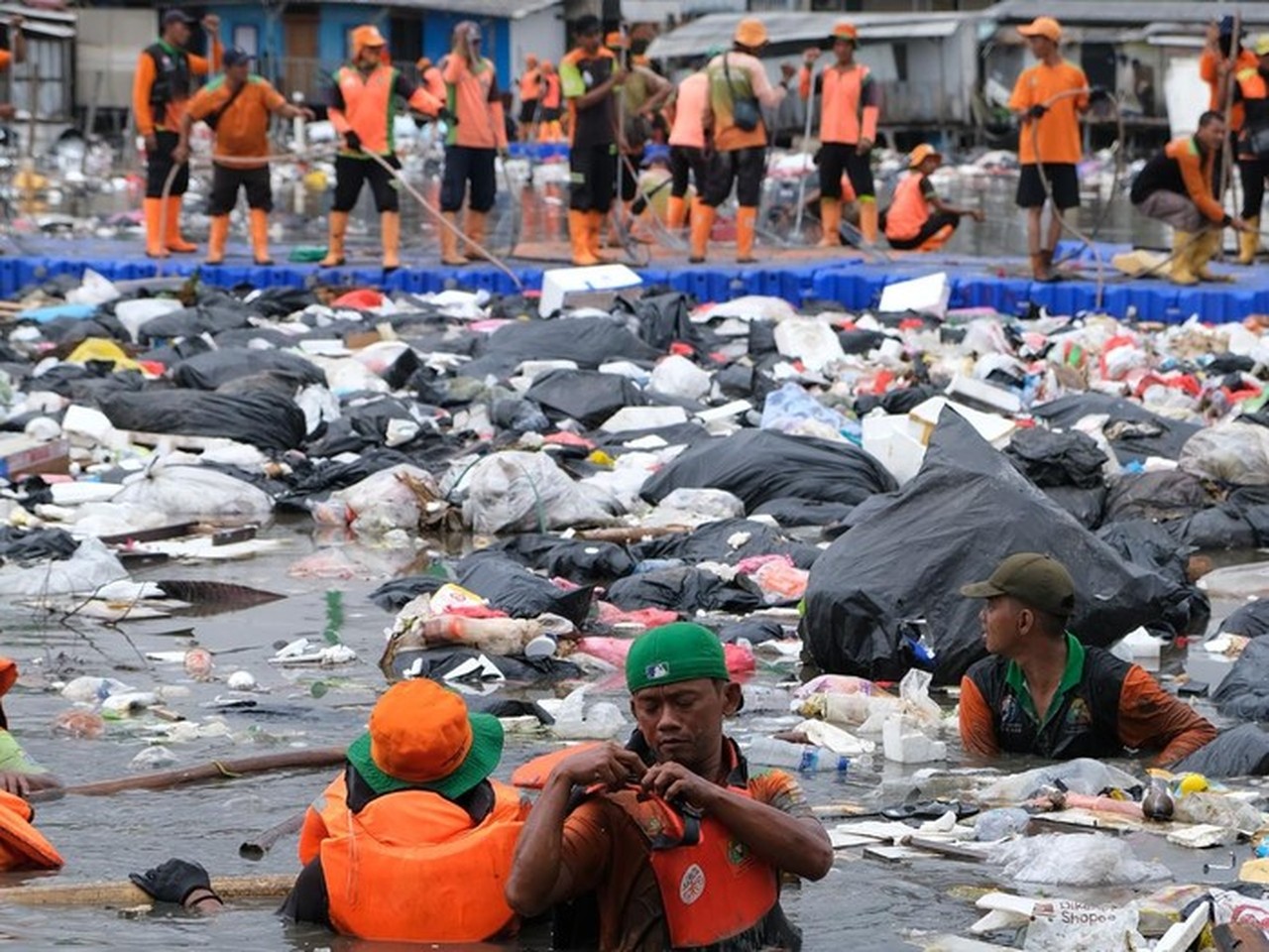 DLH DKI Ungkap Oknum Swasta Buang 137 Ton Sampah ke Laut Muara Baru