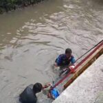 Motor Nyemplung ke Kali Cileungsi Akibat Tali Gas Bermasalah, Pengendara Selamat