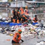 DLH DKI Ancam Proses Hukum Pelaku Buang Sampah Liar di Laut Muara Baru Jakarta Utara