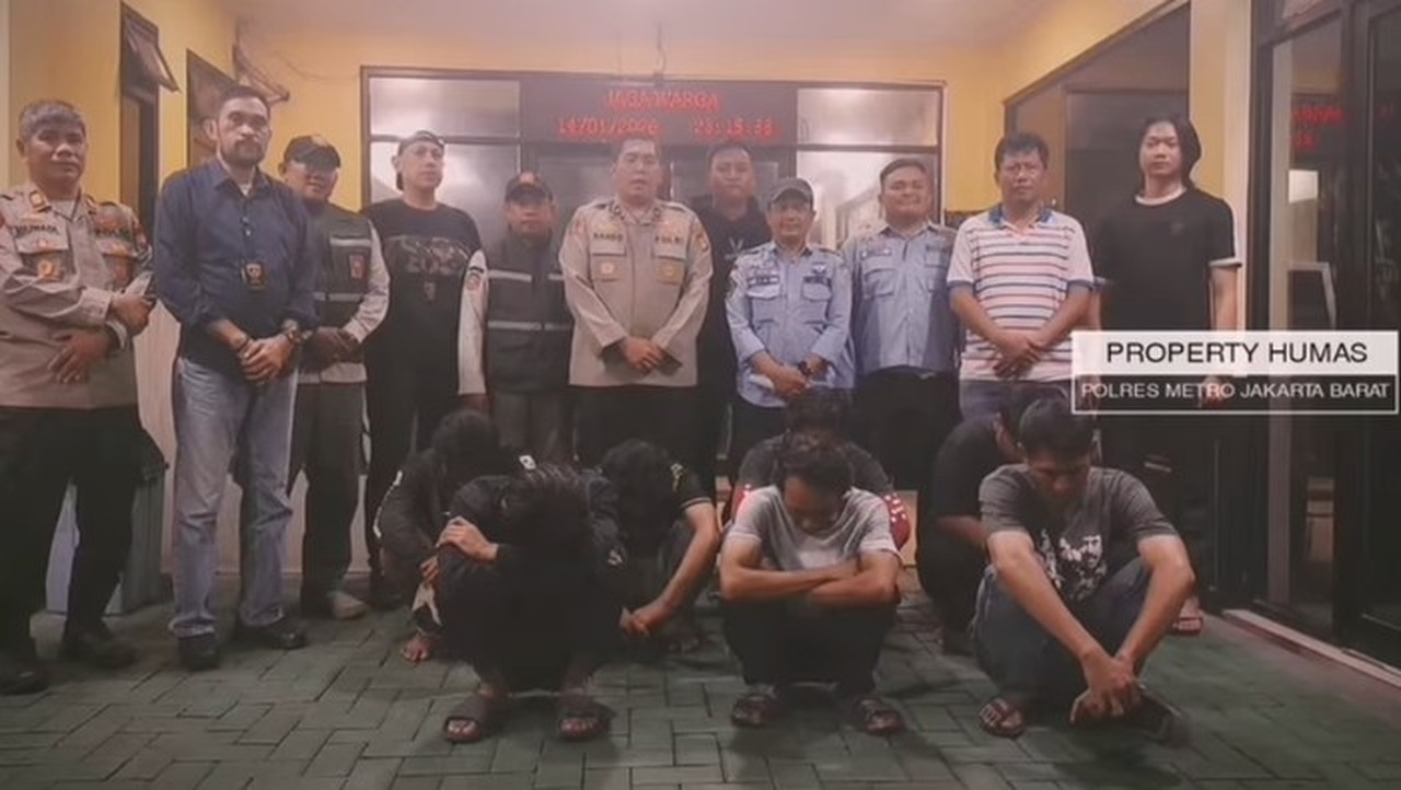 Pak Ogah Raup Untung di Exit Tol Rawa Buaya yang Ditutup Rantai Dishub