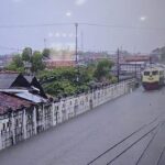 Banjir Lumpuhkan Jalur Kereta, Penumpang Beralih ke Sewa Mobil dan Travel