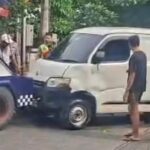 Sopir Mengantuk, Mobil Daihatsu Gran Max Nyemplung ke Kali di Depok