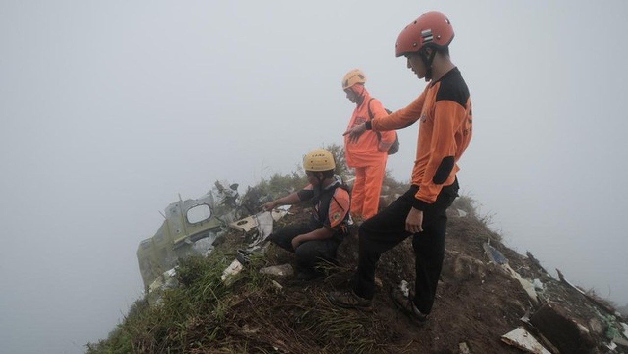 Evakuasi Korban ATR 42-500 di Tebing Gunung Bulusaraung Berlanjut, Tim SAR Temukan Bagian Tubuh
