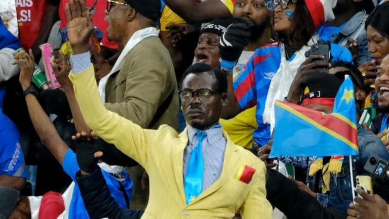 Viral Aksi Suporter Kongo Berdiri Seperti Patung Sepanjang Laga Piala Afrika 2025