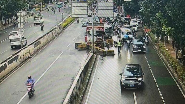 Truk Hilang Kendali Tabrak Pembatas Jalan Casablanca, Lalu Lintas Arah Tanah Abang Padat Merayap