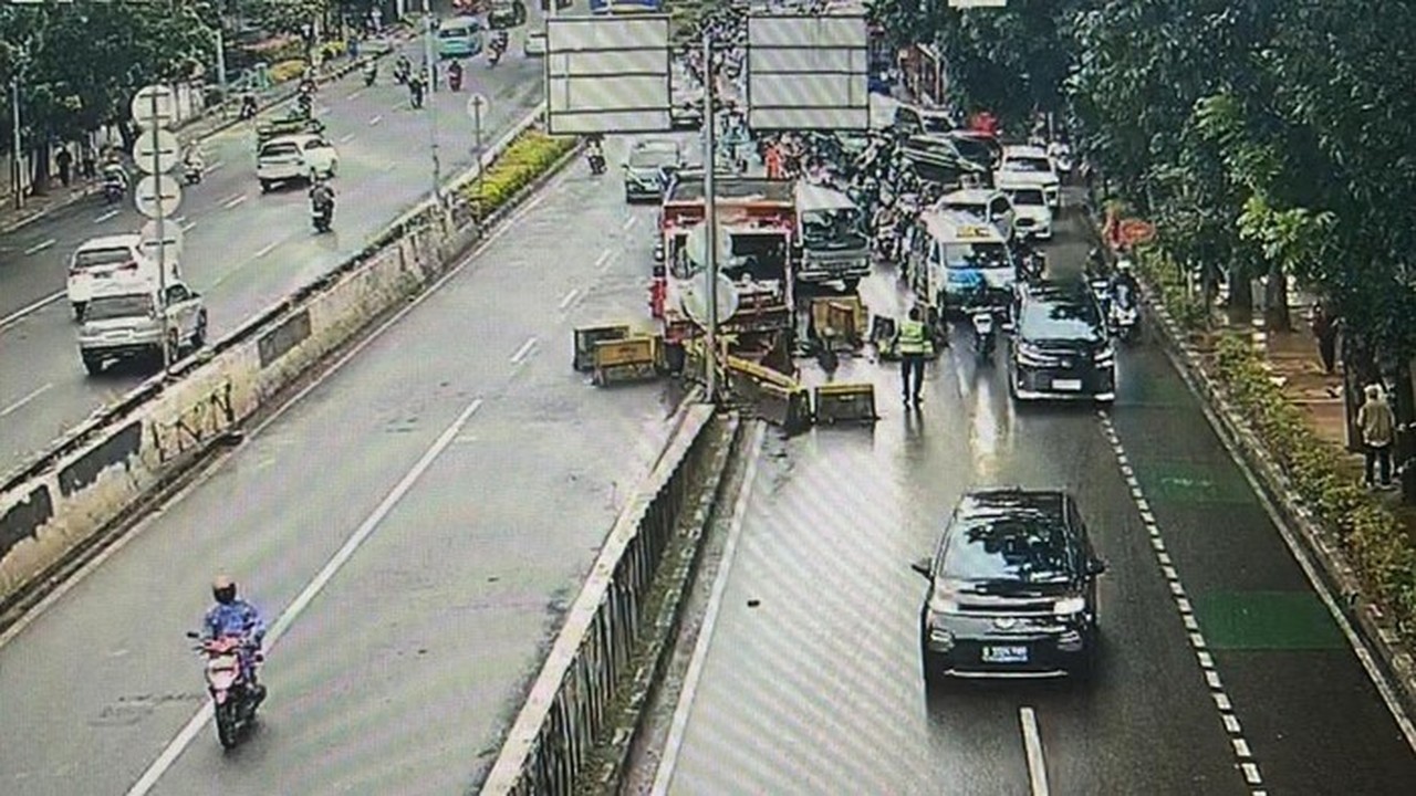 Truk Hilang Kendali Tabrak Pembatas Jalan Casablanca, Lalu Lintas Arah Tanah Abang Padat Merayap