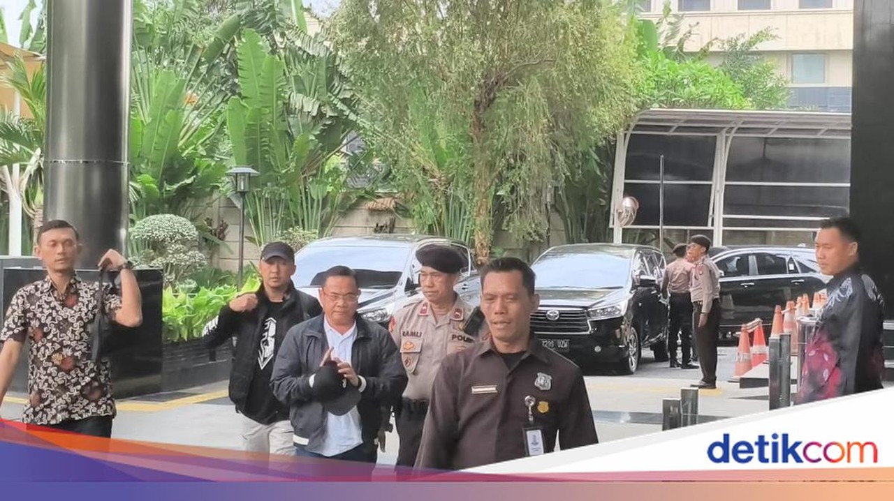 Bupati Pati Sudewo Tiba di KPK Setelah Terjaring Operasi Tangkap Tangan