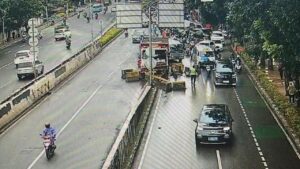 Truk Tabrak Pembatas Jalan Casablanca, Lalin Menuju Tanah Abang Terpantau Padat