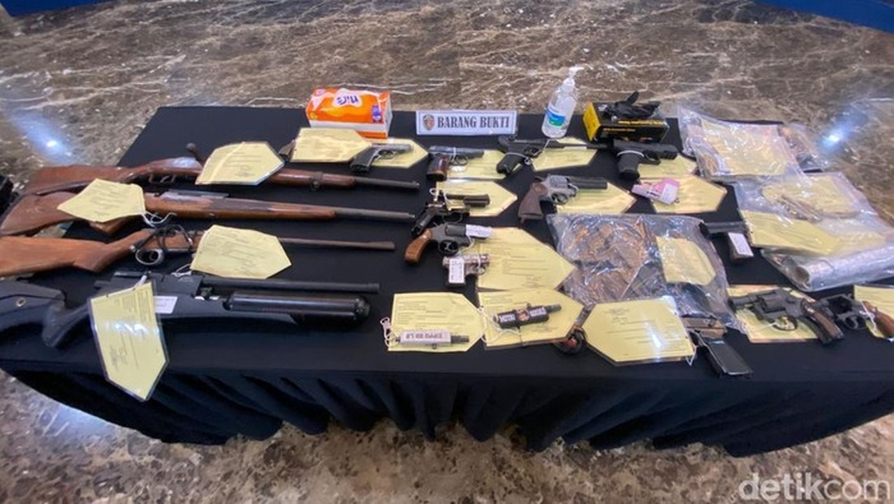Gudang Senpi Rakitan Dibongkar di Sumedang, Revolver dan Senjata Laras Panjang Disita