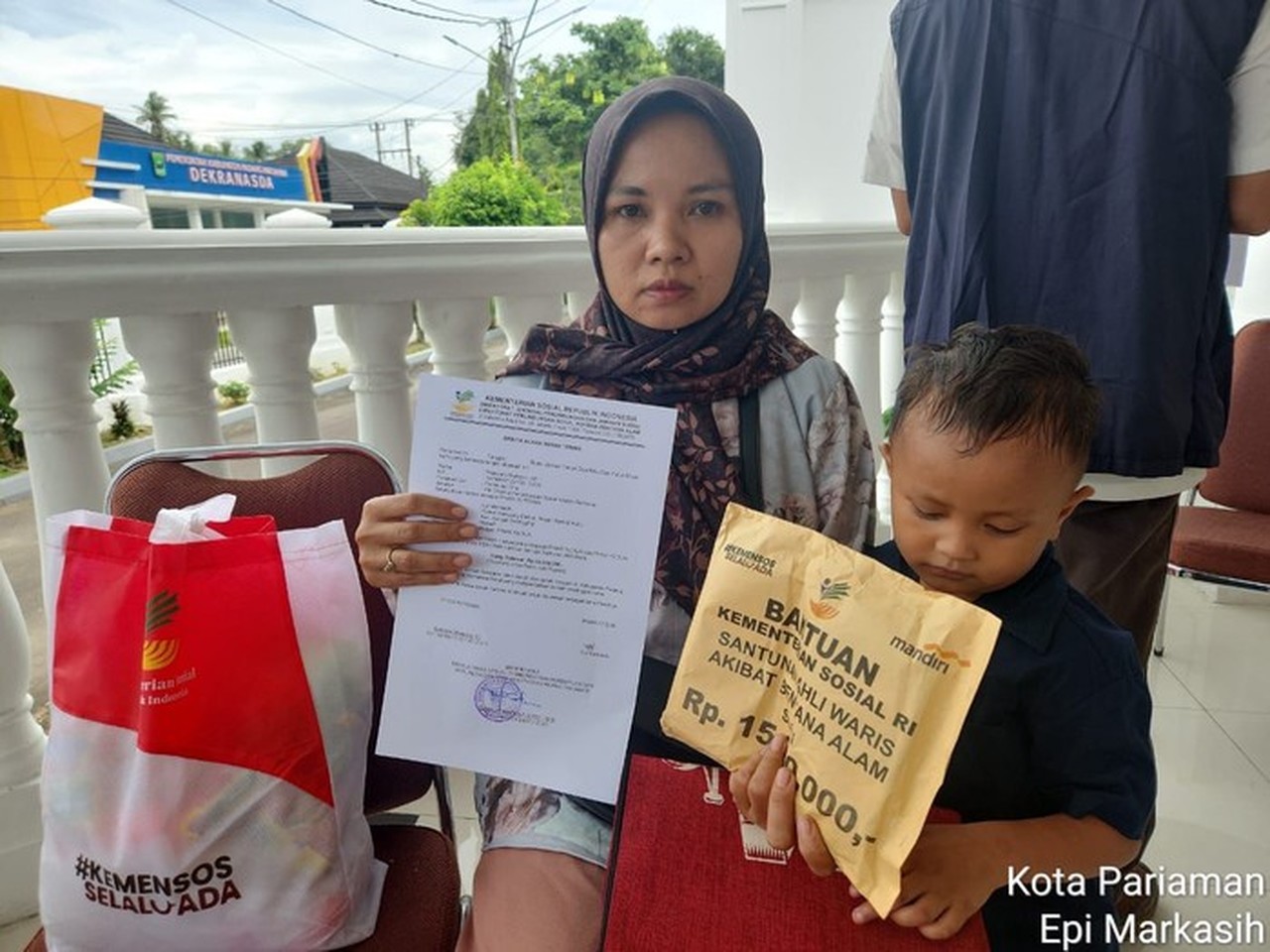 Kemensos, BNPB, dan Pemda Bersinergi Salurkan Santunan Korban Banjir di Tiga Provinsi Sumatera