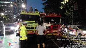 Evakuasi Truk Tabrak Separator di Casablanca Masih Berlangsung, Lalu Lintas Tersendat