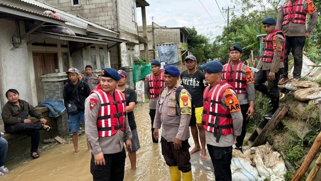 Brimob Polda Metro Bergerak Cepat Perbaiki Tanggul Jebol di Muara Gembong, Bekasi