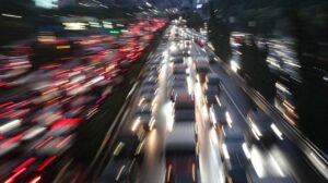 Hujan Sore Picu Macet Parah di Sudirman dan JLNT Casablanca, Evakuasi Truk Muatan Batu Berlangsung Lama