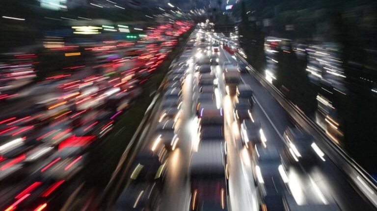 Hujan Sore Picu Macet Parah di Sudirman dan JLNT Casablanca, Evakuasi Truk Muatan Batu Berlangsung Lama