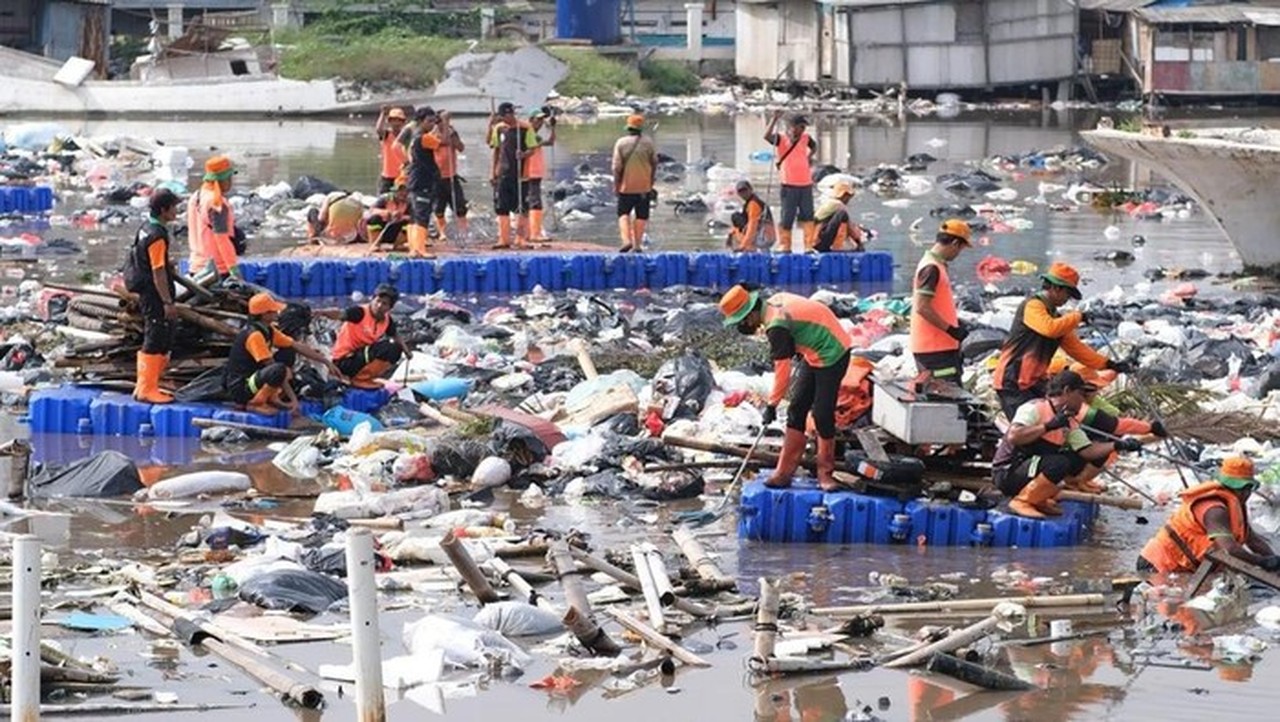Ratusan Ton Sampah di Muara Baru Jakut, DPRD DKI Desak Sanksi Tegas Pelaku