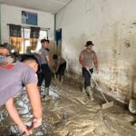 Satbrimob Polda Banten Bersih-bersih Sekolah dan Salurkan Al-Qur’an di Aceh Pasca Banjir