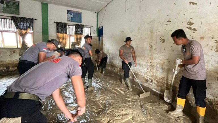 Satbrimob Polda Banten Bersih-bersih Sekolah dan Salurkan Al-Qur’an di Aceh Pasca Banjir