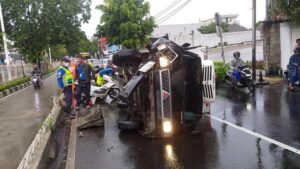 Truk Terbalik Akibat Tabrak Separator Busway di Kebon Jeruk, Jakarta Barat