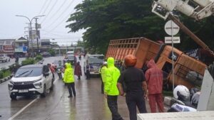 Truk Rem Blong Tabrak Separator di GDC Depok, Lalu Lintas Sempat Terganggu