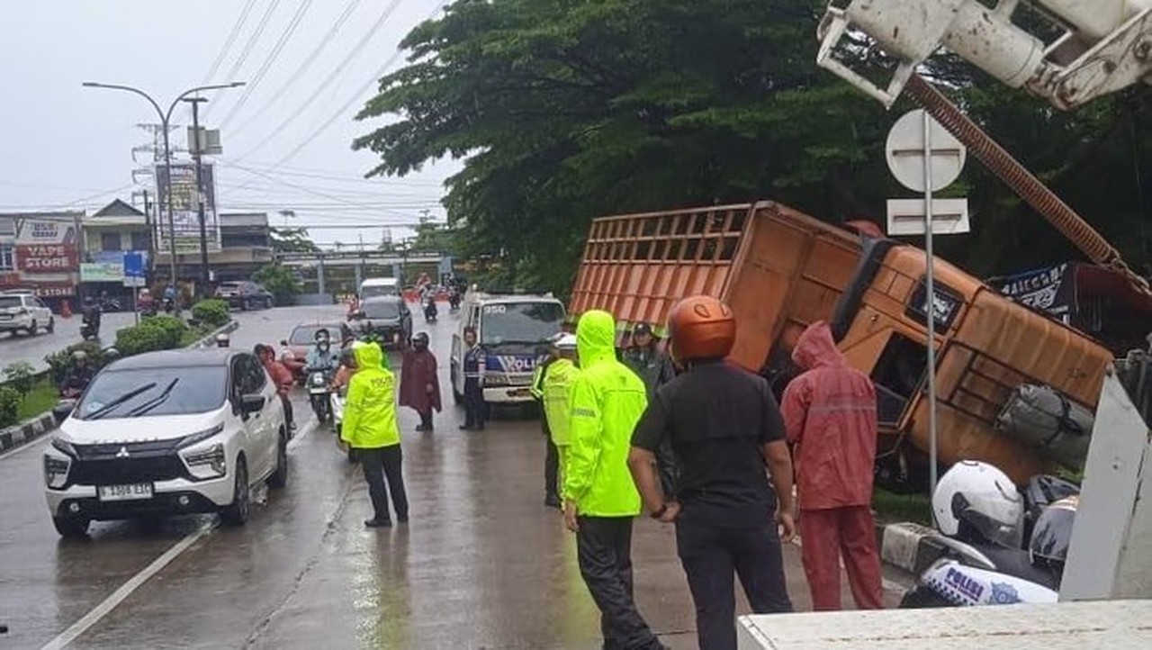 Truk Rem Blong Tabrak Separator di GDC Depok, Lalu Lintas Sempat Terganggu