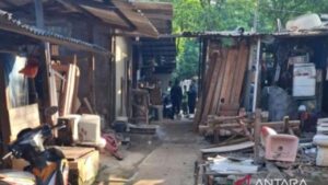31 KK Masih Bertahan di TPU Kebon Nanas, Satpol PP Jatinegara Beri Peringatan Kedua