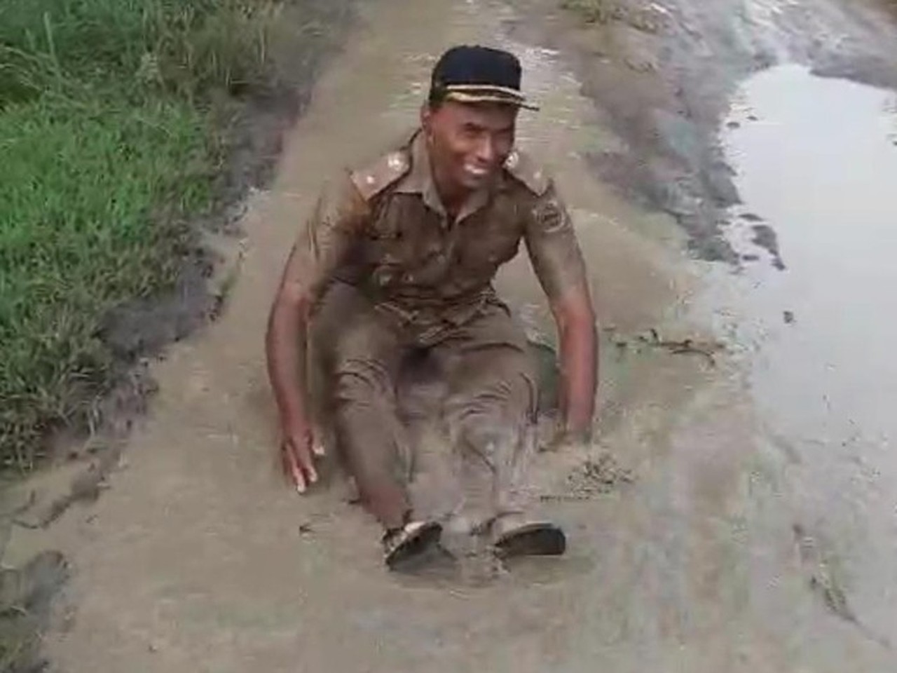 Kades Sragen Mandi Lumpur di Jalan Rusak, Protes Keras ke Pemkab Setelah Terpeleset