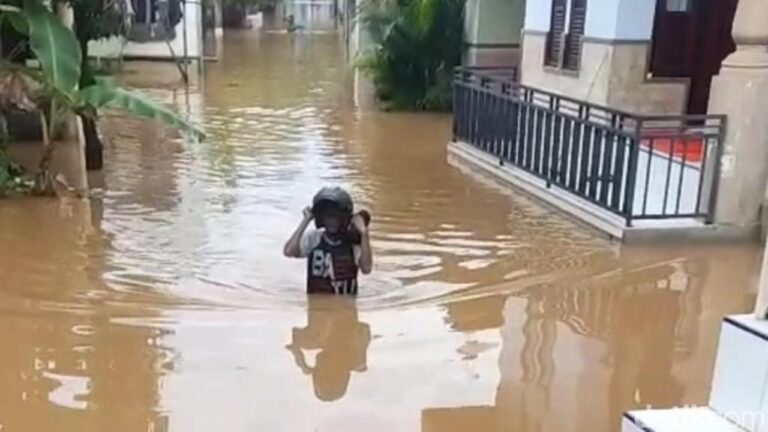 Banjir Landa 13 Desa di Pasuruan, Ribuan Keluarga Terdampak Luapan Air