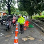 Jalan Juanda Depok Berlubang Parah, Sejumlah Pemotor Jatuh, Polisi Pasang Peringatan