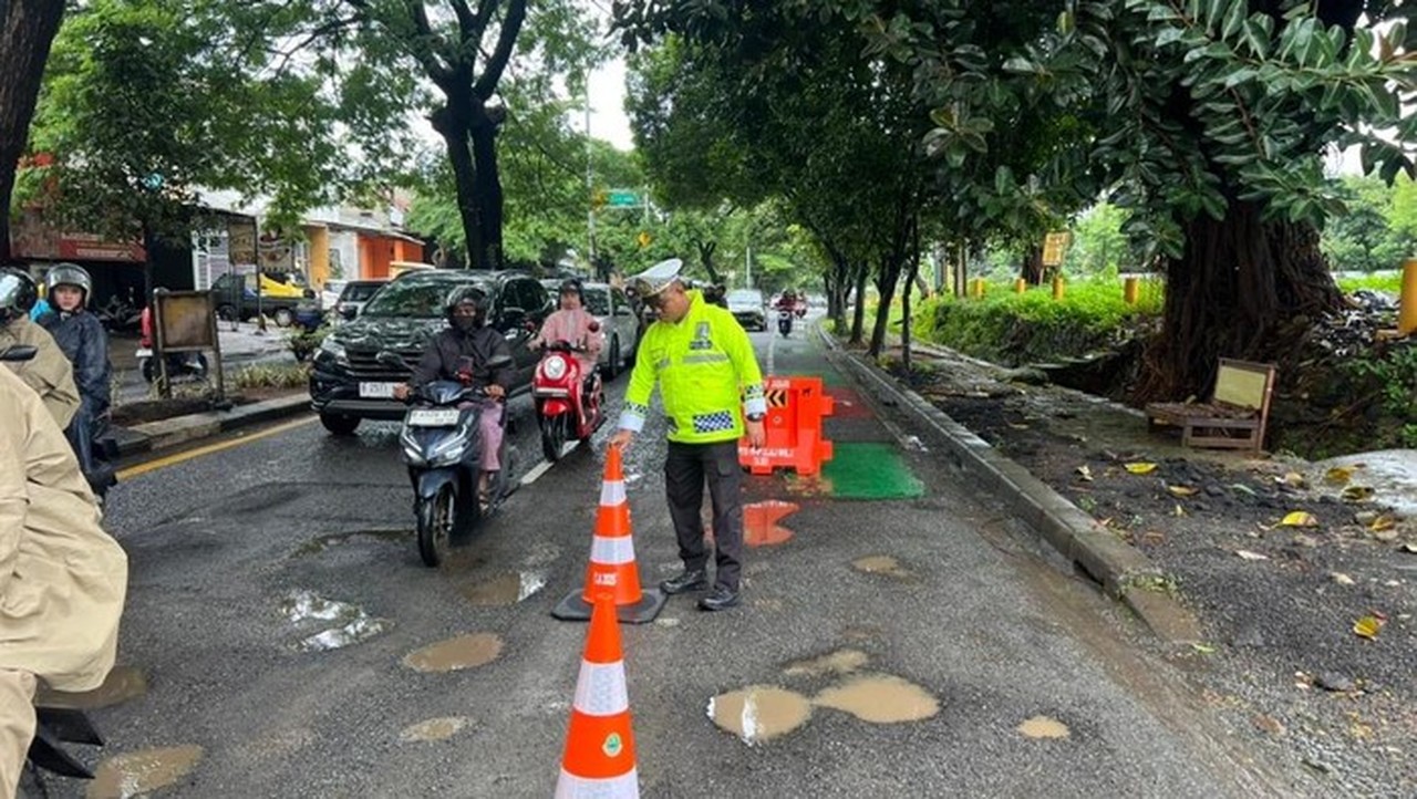 Jalan Juanda Depok Berlubang Parah, Sejumlah Pemotor Jatuh, Polisi Pasang Peringatan