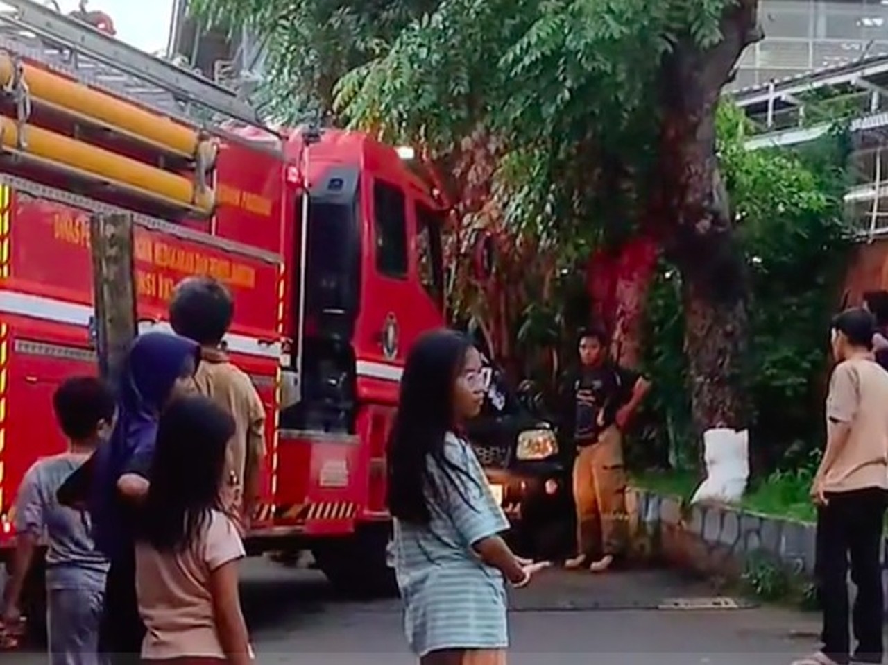 Parkir Liar Hambat Mobil Damkar Padamkan Api di Permukiman Padat Matraman