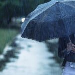 Waspada Hujan Jakarta: Pekerja Siapkan ‘Senjata’ Lengkap Hadapi Cuaca Ekstrem