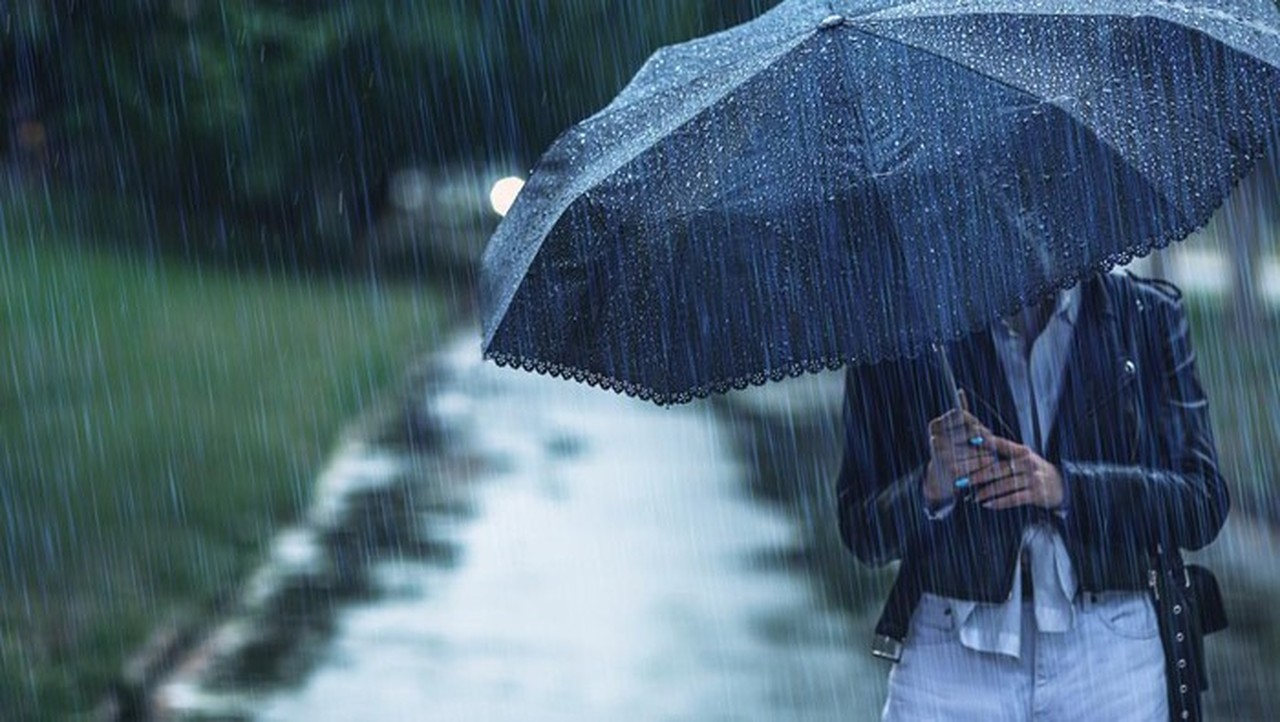 Waspada Hujan Jakarta: Pekerja Siapkan ‘Senjata’ Lengkap Hadapi Cuaca Ekstrem