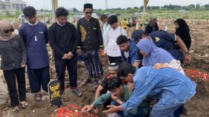 Isak Tangis Warnai Pemakaman 3 Sekeluarga yang Tewas Misterius di Tanjung Priok