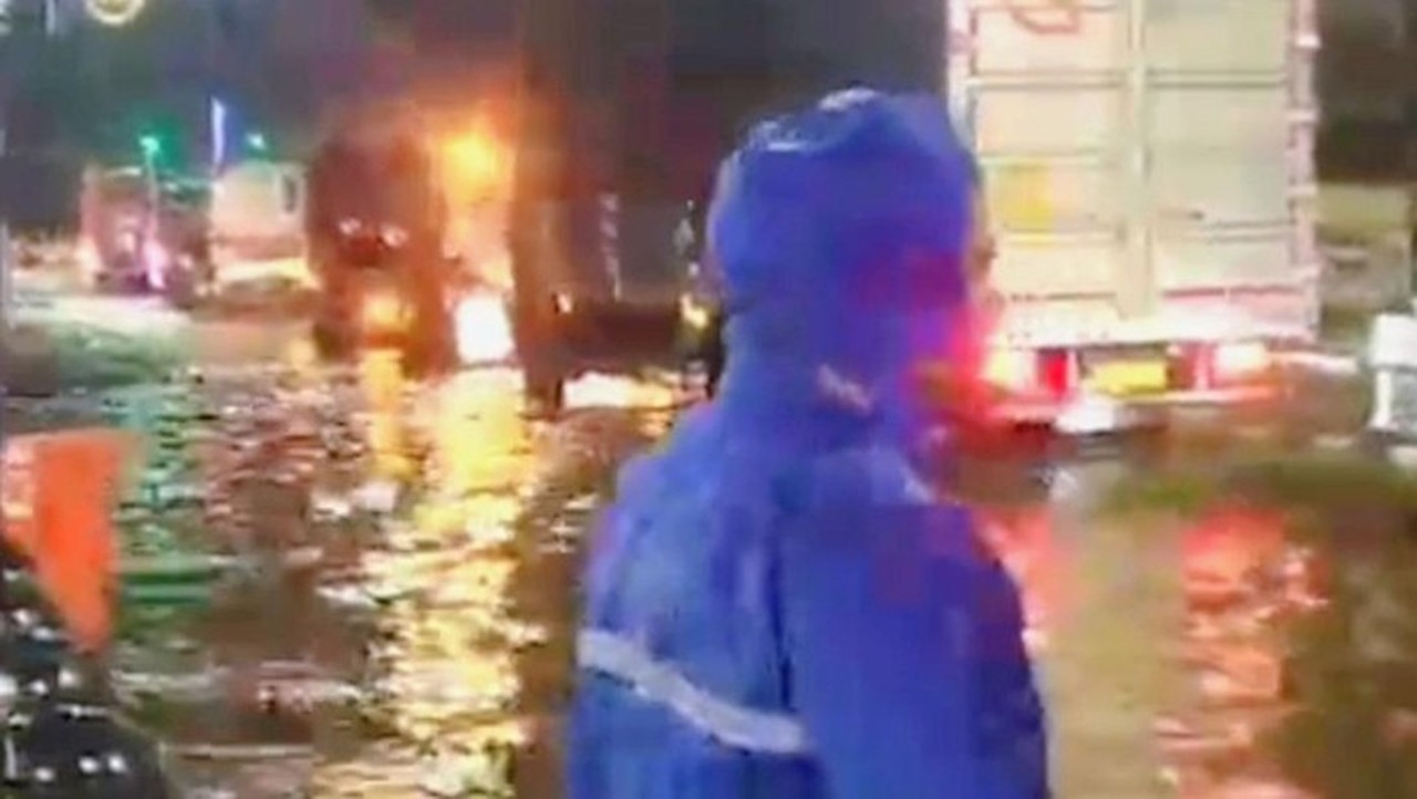 Banjir Situbondo Meluas ke Jalur Pantura, Arus Lalu Lintas Terganggu Banjir Situbondo Meluas ke Jalur Pantura, Arus Lalu Lintas Terganggu