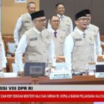 Menteri Haji Kenalkan Seragam Baru Petugas Haji 2026 dalam Rapat Kerja dengan DPR