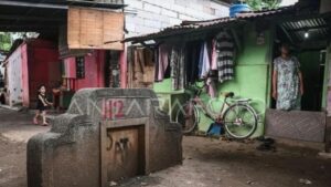 31 Keluarga Masih Bertahan di TPU Kebon Nanas, Satpol PP Jaktim Beri Peringatan Kedua