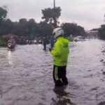 Hujan Deras Guyur Jakarta, Jalan DI Panjaitan Arah Kebon Nanas Tergenang Banjir 50 Cm