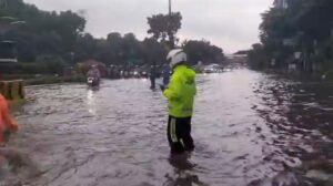 Hujan Deras Guyur Jakarta, Jalan DI Panjaitan Arah Kebon Nanas Tergenang Banjir 50 Cm
