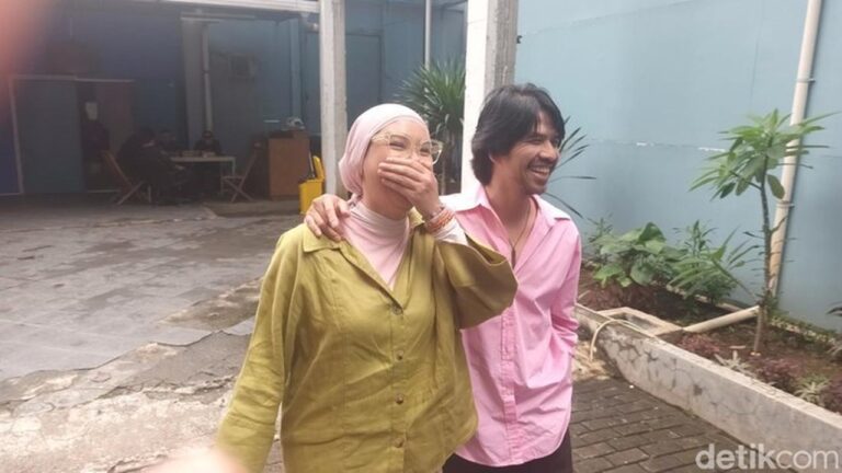 Rahasia Harmonis 24 Tahun Pernikahan Ariyo Wahab dan Milasari: Saling Percaya dan Minimalkan Drama Rahasia Harmonis 24 Tahun Pernikahan Ariyo Wahab dan Milasari: Saling Percaya dan Minimalkan Drama