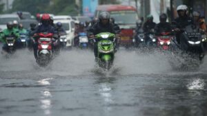 12 RT dan 17 Ruas Jalan di Jakarta Masih Terendam Banjir Per Siang Ini