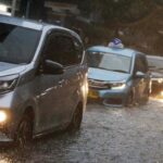 Flyover Pesing Jakarta Barat Tergenang 15 Cm Akibat Saluran Air Tersumbat Sampah