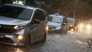 Flyover Pesing Jakarta Barat Tergenang 15 Cm Akibat Saluran Air Tersumbat Sampah