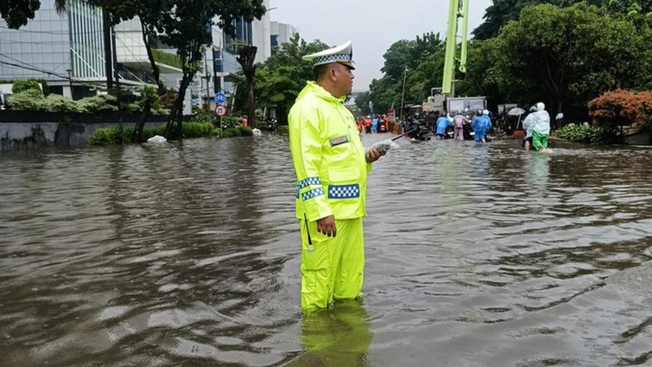 Banjir 70 Cm di Jl DI Pandjaitan Jakarta Timur, Macet Mengular Hingga UKI Cawang