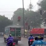 Gangguan Lampu Lalu Lintas Cengkareng Saat Hujan Deras, Lalu Lintas Terpantau Ramai Lancar