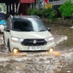 Banjir 10-15 Cm Depan Pasar Cipulir, Jakarta Selatan, Lalu Lintas Tersendat Parah