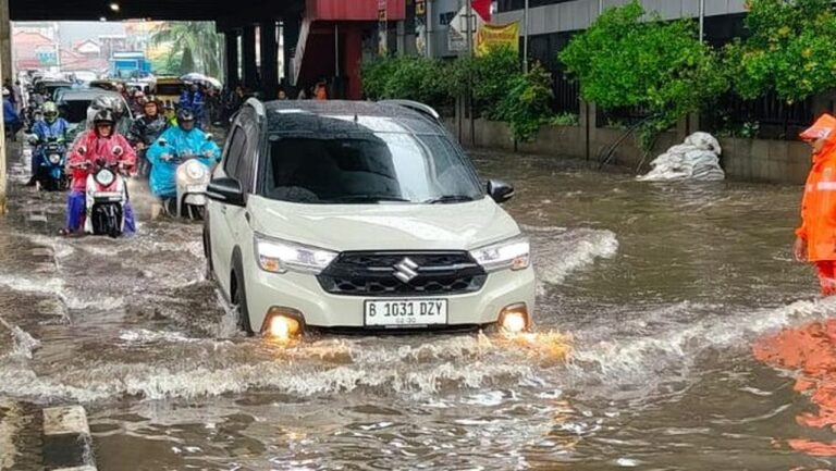 Banjir 10-15 Cm Depan Pasar Cipulir, Jakarta Selatan, Lalu Lintas Tersendat Parah