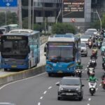 Antrean Panjang Penumpang Transjakarta di Petukangan Akibat Keterlambatan Bus dan Genangan Air