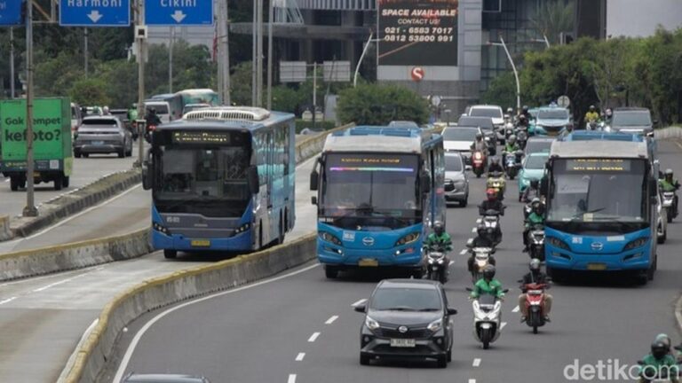 Antrean Panjang Penumpang Transjakarta di Petukangan Akibat Keterlambatan Bus dan Genangan Air